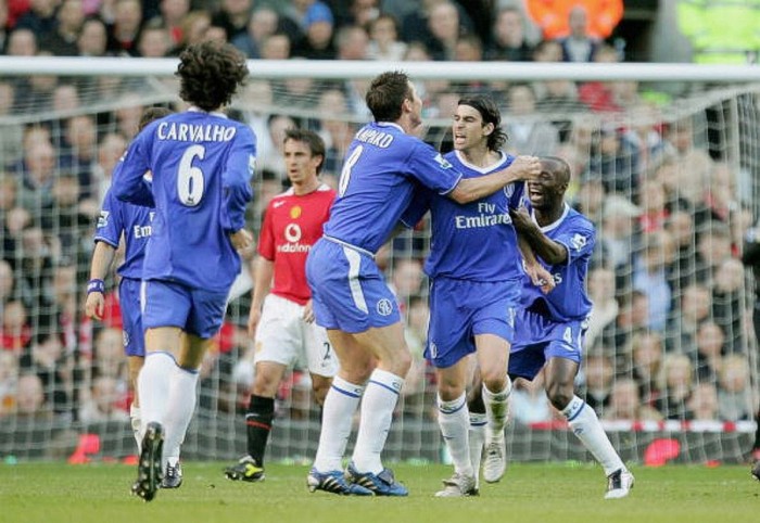 10/5/2005, Chelsea thắng 3-1: Chelsea đến thăm Old Trafford trong bối cảnh họ ĐÃ vô địch Premier League, và các fan Man Utd sẽ còn nhớ tới nó như một nỗi nhục khi trước trận họ phải làm thủ tục trao cúp danh dự cho nhà tân vô địch. Bước vào trận, Van Nistelrooy đưa Quỷ Đỏ dẫn trước từ phút thứ 7, nhưng lần lượt Tiago, Eidur Gudjohnsen và Joe Cole giúp The Blues ra về với thắng lợi.